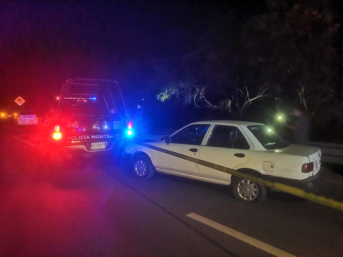 Abandona vehículo robado tras persecución en Monterrey