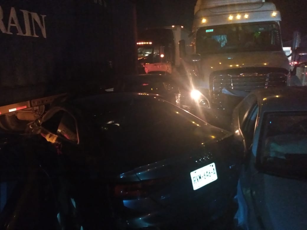 Carambola de 9 vehículos deja 4 lesionados en Libramiento Noreste