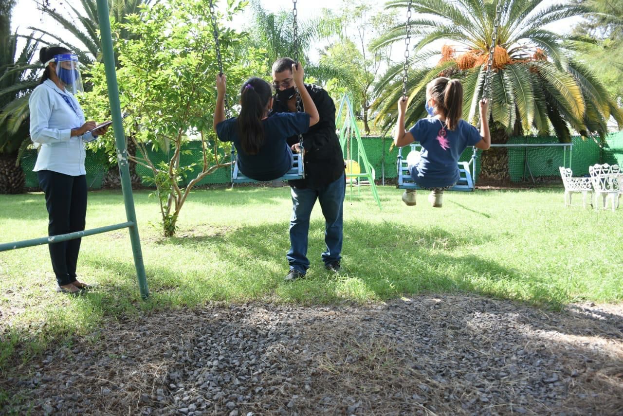 Con semáforo amarillo, se reactivan centros de convivencia en León
