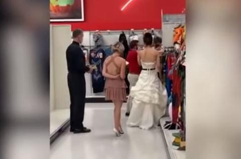 Con vestido blanco y un cura, mujer acude al trabajo de su novio para exigirle matrimonio