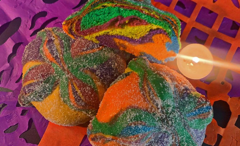 ¿Ya lo probaste? El nuevo pan de muerto arcoíris