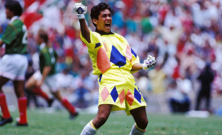 El portero Jorge Campos celebra 54 años