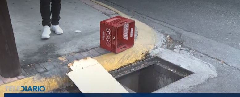 Telediario noticia Peligran peatones por registro sin tapa en el Centro de Monterrey  