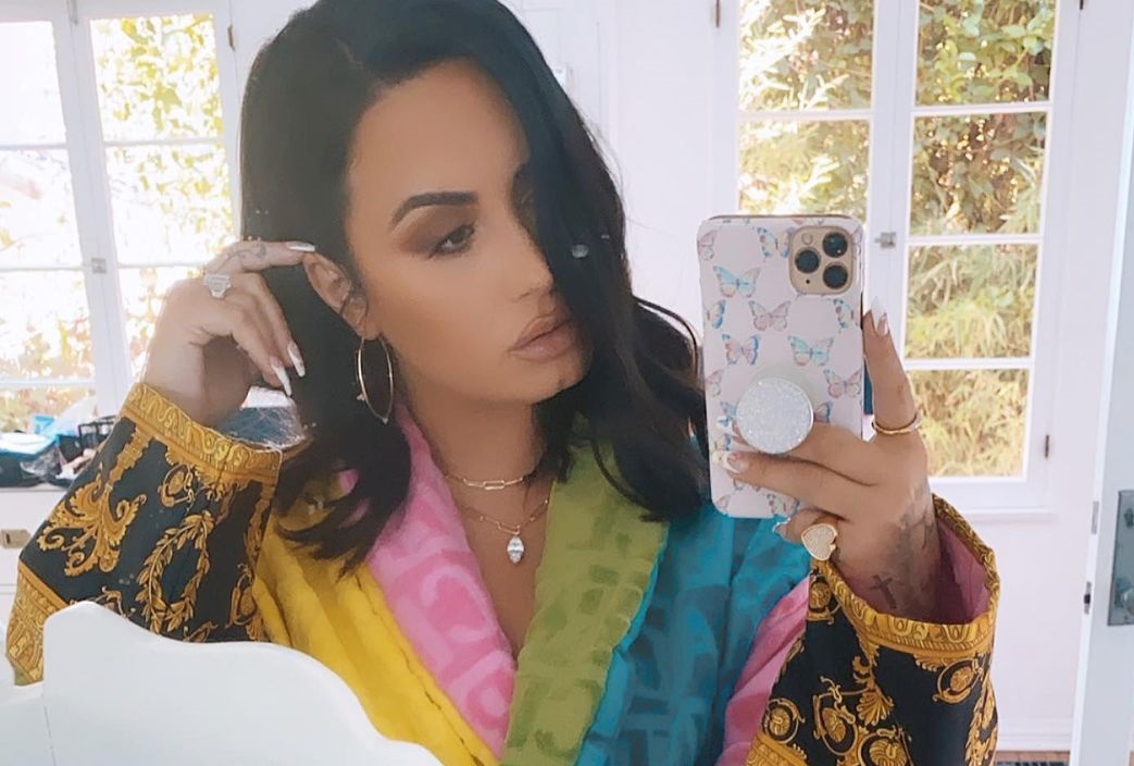 Recomienda Demi Lovato a fans usar app para hacer contacto con extraterrestres