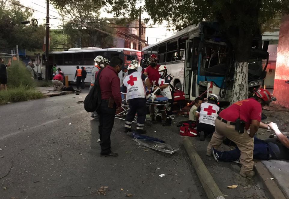 Choque entre dos rutas urbanas deja 9 personas lesionadas en Monterrey 