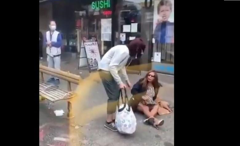 Mujer escupe en la cara a pasajero y él la lanza del camión 
 