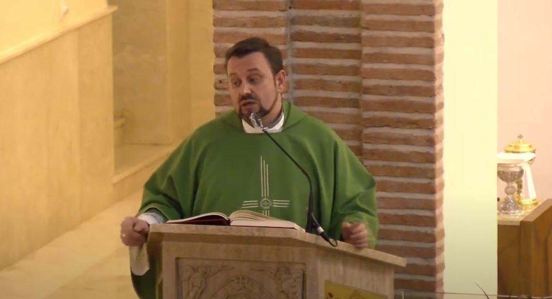 VIDEO: Sacerdote recrimina a fieles no aportar dinero para la rehabilitación de su iglesia