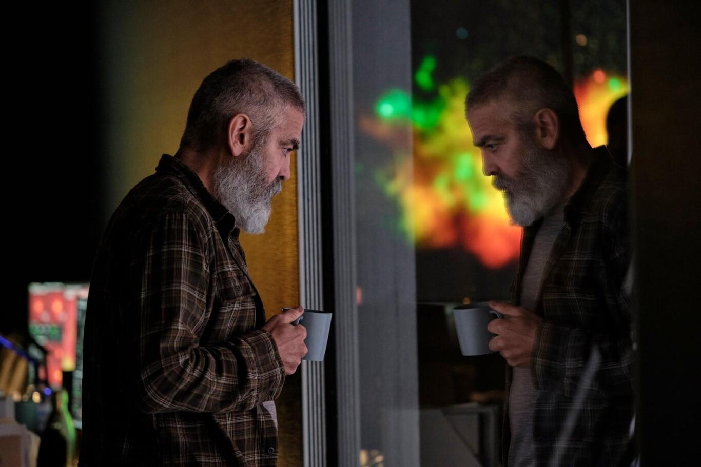 Se lanza George Clooney al espacio en tráiler de 'Cielo de Medianoche'