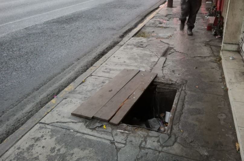 Telediario noticia Peligran peatones por registros sin tapa en Félix U. Gómez 