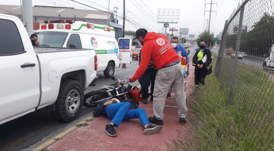 Doctor resulta lesionado al impactar su motocicleta contra camioneta en Monterrey  