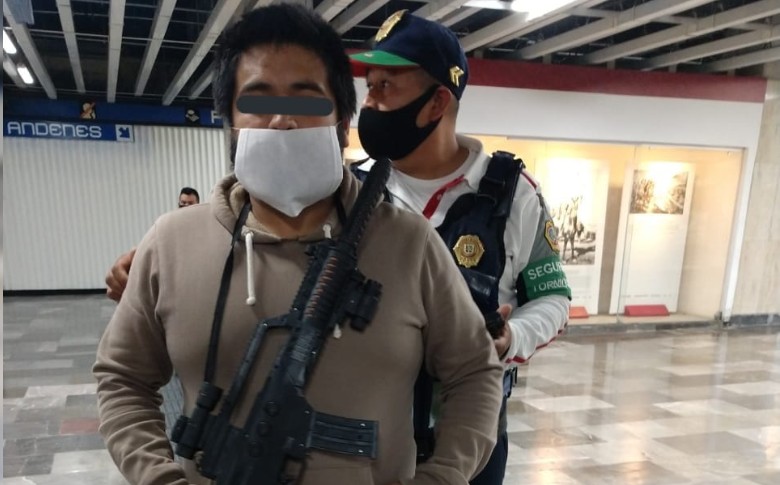 Detienen a hombre con réplica de arma larga en Metro Pino Suárez