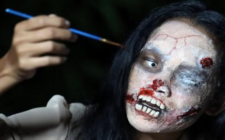 Disfrazada de zombi, mujer promueve venta de ropa usada de gente muerta