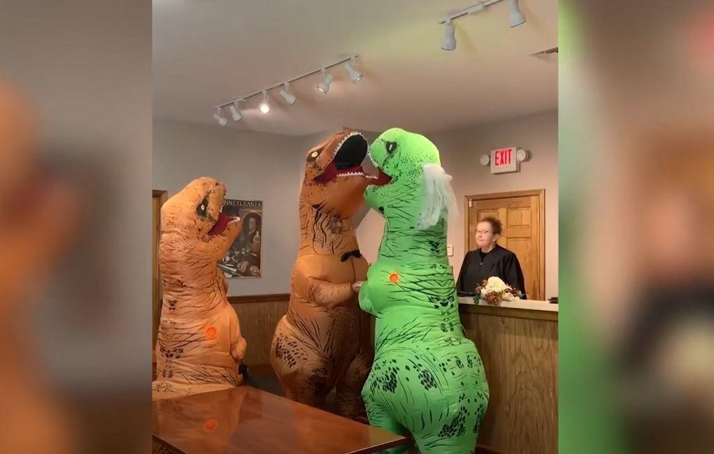 Pareja se casa disfrazada de dinosaurios y video se hace viral