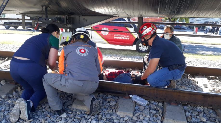 Joven sufre amputación de una pierna al ser embestida por el tren en Monterrey 