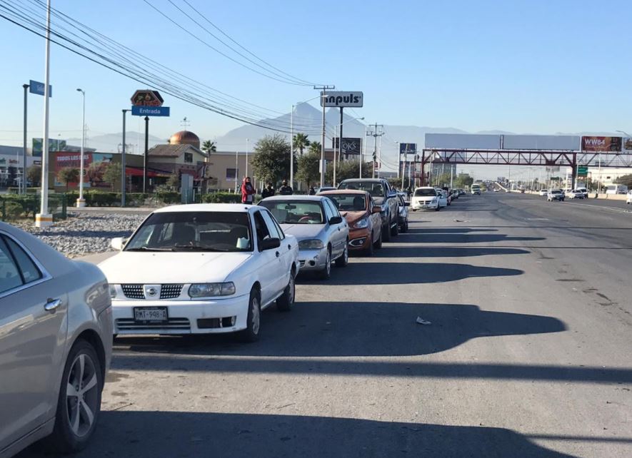 Telediario noticia Se registran largas filas en Drive Thru de Apodaca  