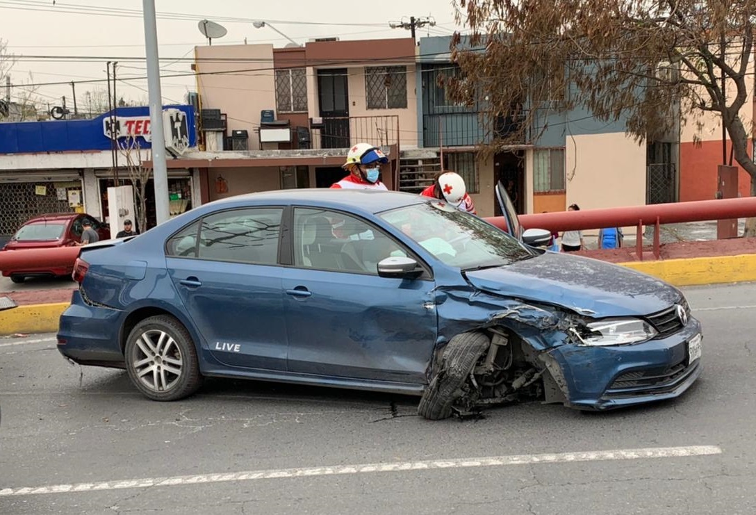 Autos chocan al esquivar a un peatón en la avenida Raúl Rangel Frías 