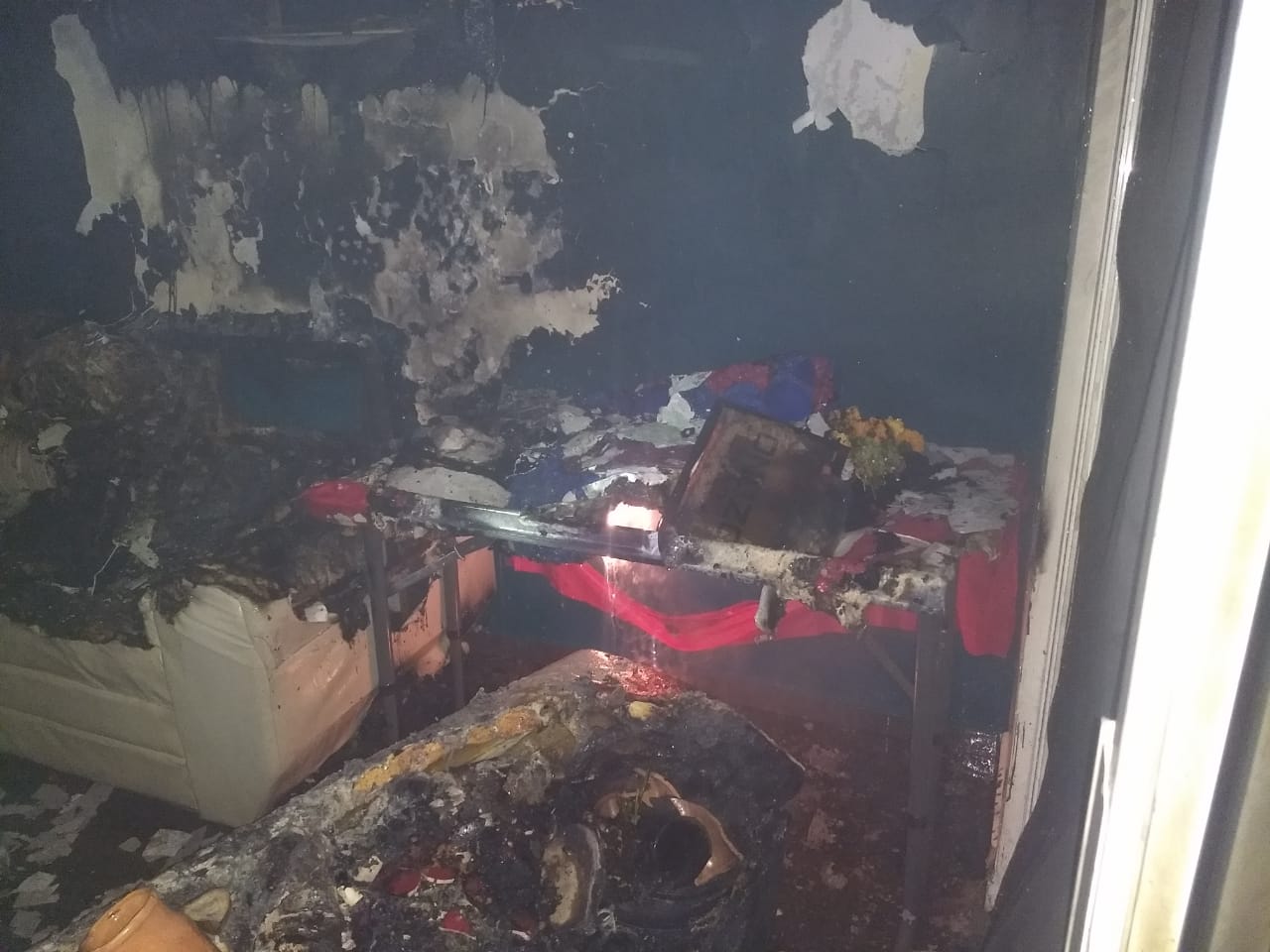 Veladora en altar de muertos provoca incendio en vivienda de Durango