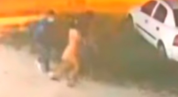 Captan momento en el que hombre acosa a dos menores en plena calle