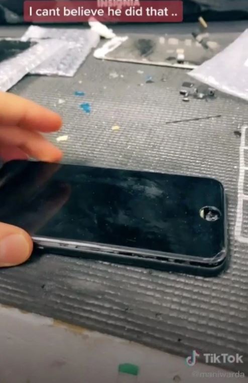 Dile a mi esposa que no se puede reparar: técnico reparador encuentra billete de $100 en celular