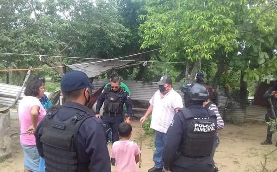 Rescatan a niño que era encadenado por su madre para que no se saliera de la casa