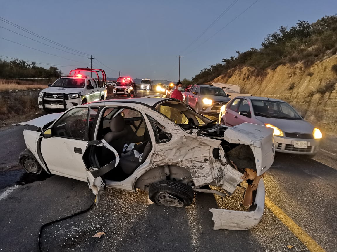 Muere un conductor y su acompañante queda grave tras fuerte choque en Marín