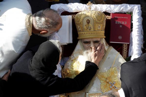 Arzobispo de Montenegro es despedido a besos tras morir de COVID-19
