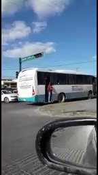 Telediario noticia Usuarios viajan ‘colgados’ en la puerta de ruta urbana en Guadalupe pese a Covid-19