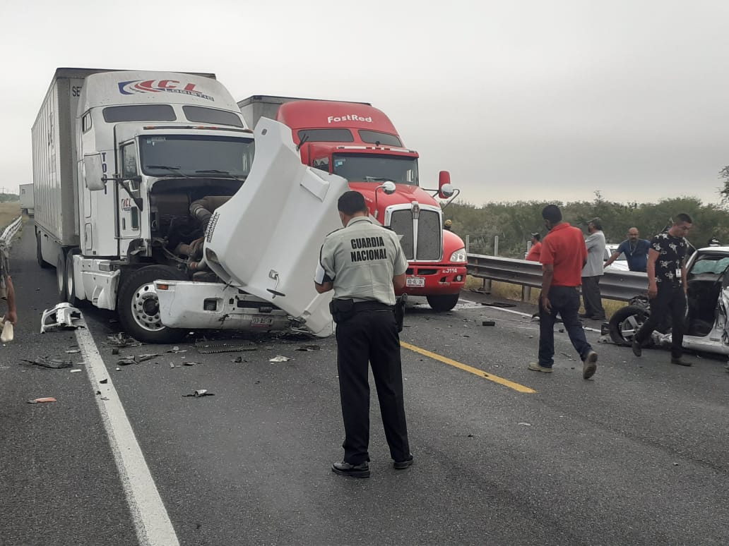 Muere conductor tras impactarse contra tráiler en carretera Monterrey-Laredo