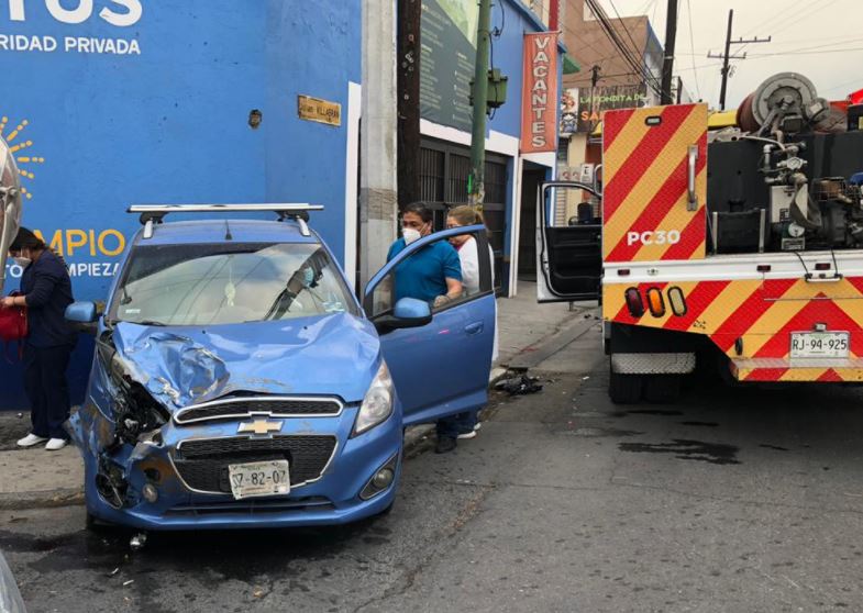 Conductora es impactada por ruta 601 en el Centro de Monterrey  