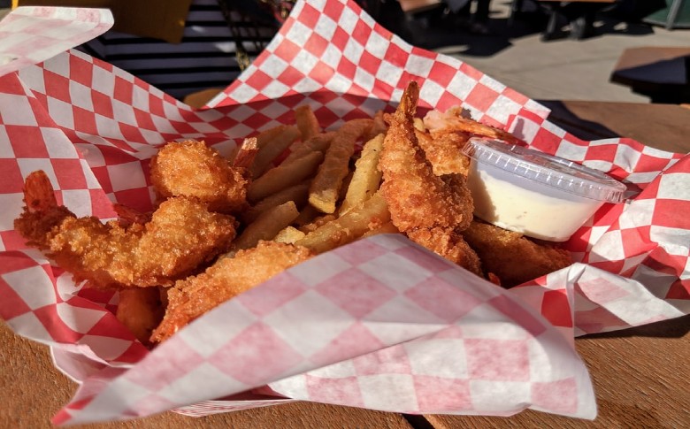 Demandan a niñera por dar nuggets de pollo a niños vegetarianos