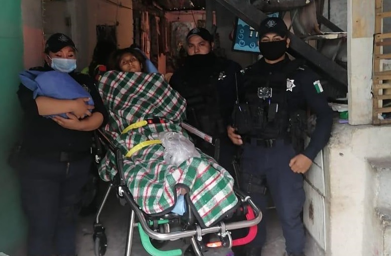 Policías de Guadalupe asisten a mujer para que diera a luz dentro de su casa 