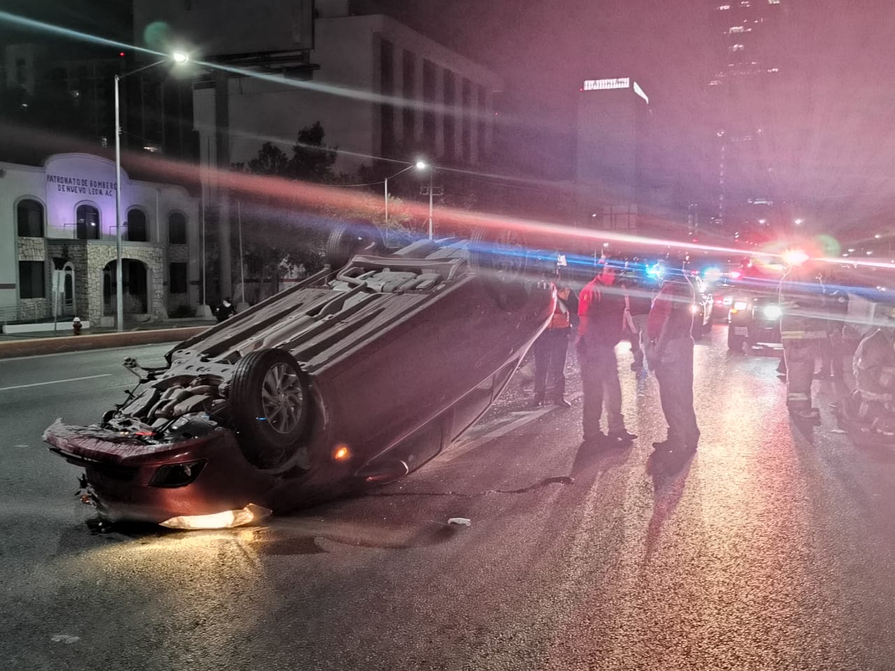 Joven sufre lesiones tras volcar su vehículo sobre avenida Constitución&nbsp;