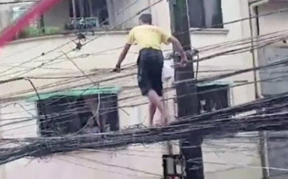 Hombre camina sobre cables de luz para conseguir comida para su familia