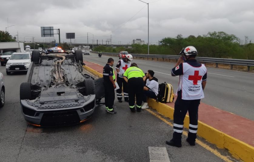 Vuelca conductor en la avenida Constitución tras circular a exceso de velocidad 