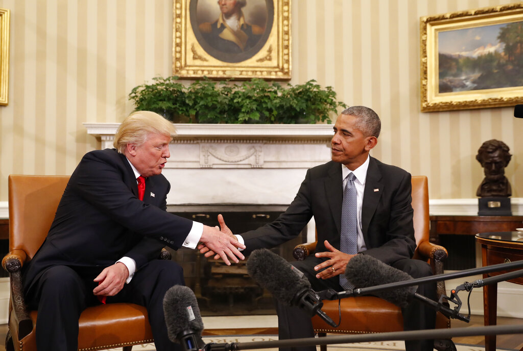 Equipo de Trump asegura que su transición en 2016 fue complicada