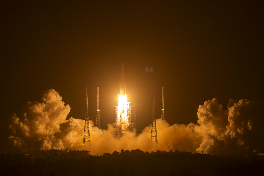 China lanza misión para traer material de la Luna por primera vez en más de 40 años
