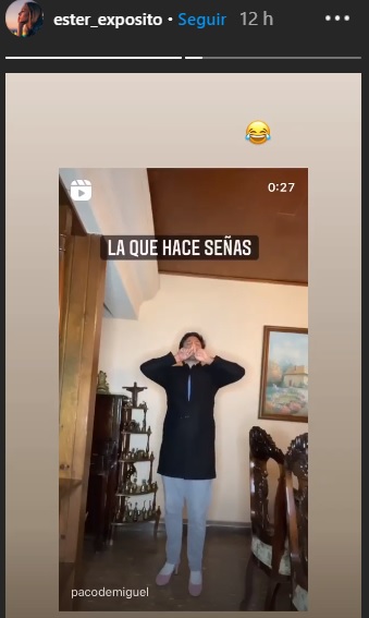¡Es su fan!: Muestra Ester Expósito su gusto por la comedia de Paco de Miguel