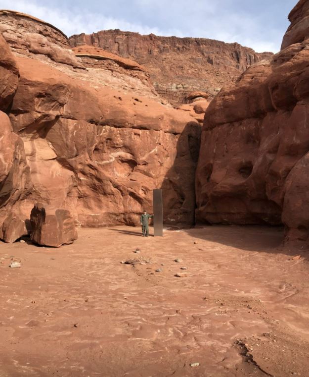 ¿Homenaje a Kubrick o mensaje de otro planeta? Encuentran misterioso monolito de metal en desierto de Utah