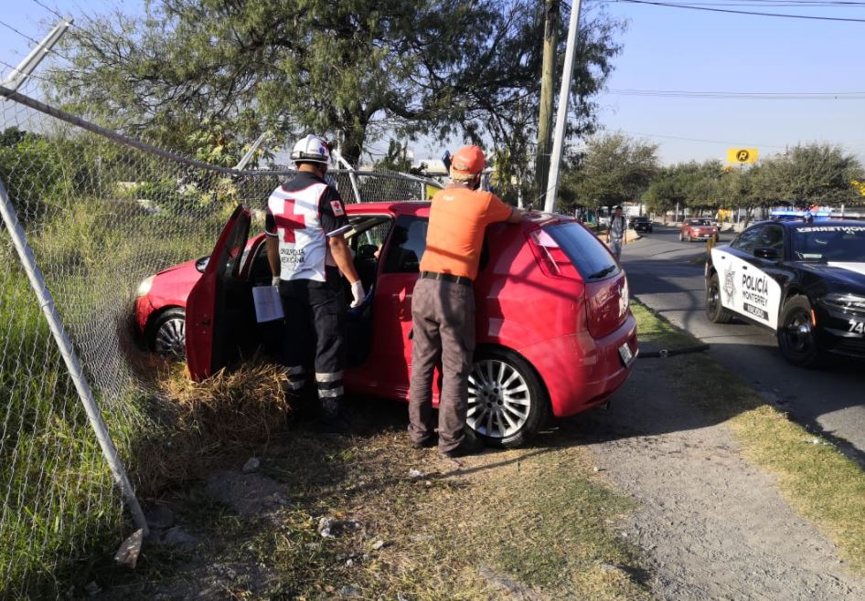 Conductor embiste a vehículo en Monterrey y se impacta contra malla  