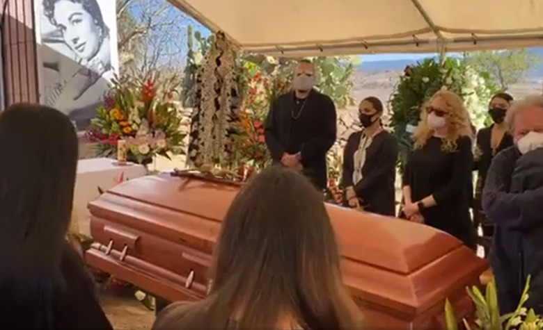 Familia y amigos despiden a Flor Silvestre