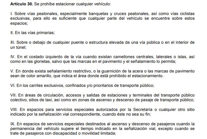 Denuncian banquetas invadidas por vehículos en colonia Juárez. Retiran unidades infractoras.