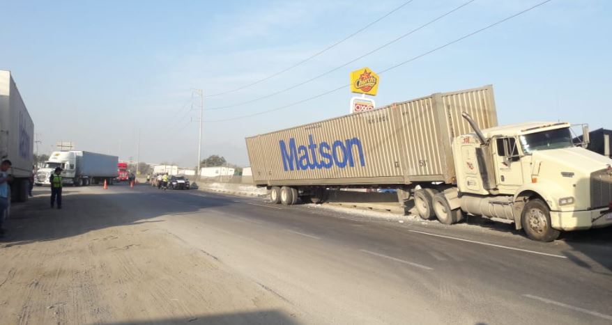 Fuerte choque entre tráiler y transporte de personal colapsa vialidad del Libramiento Noroeste 