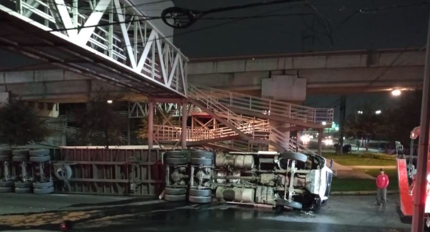 Telediario noticia Vuelca tráiler y tira carga en la avenida Rómulo Garza  