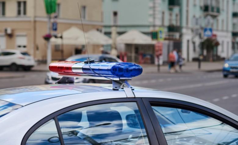 Mujer finge el robo de su auto y moviliza a la policía para atrapar a su esposo infiel