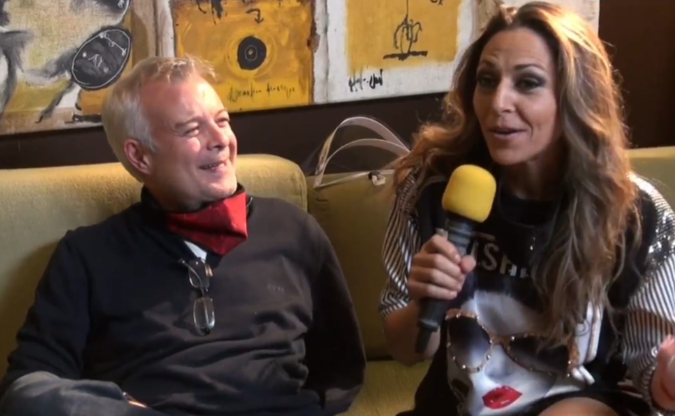 Fluyendo: Celebran su amor con música Tino y Alexa