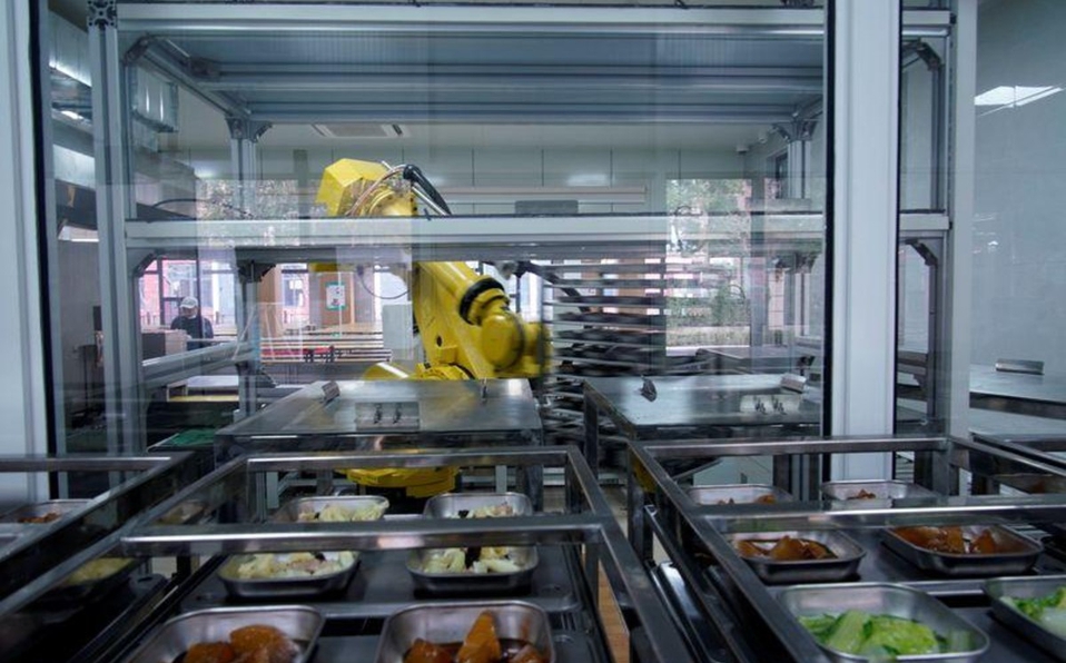 Robot chef sirve comida en escuelas de China para reducir los contagios de Covid-19