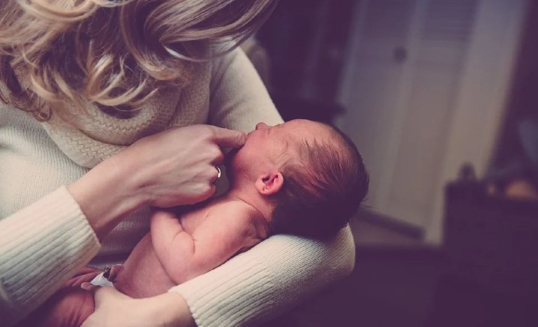 Desmantelan "fábrica de bebés", mujeres eran abusadas y los bebés vendidos