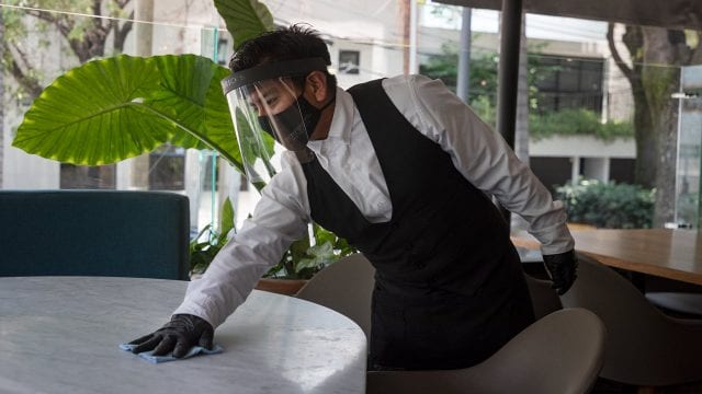 Meseros reciben menos propinas por pedir a clientes seguir medidas anticovid: estudio