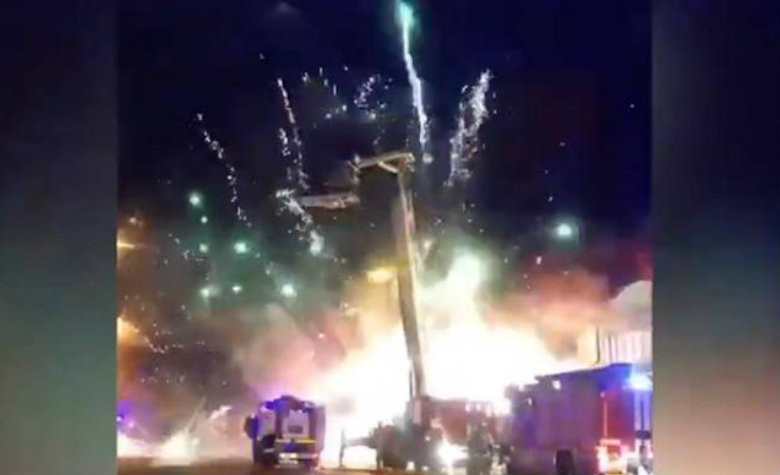 Incendio en tienda de fuegos artificiales causa terror entre la población