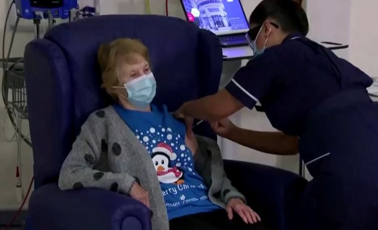Margaret Keenan, la primera persona en recibir vacuna de Pfizer contra COVID-19